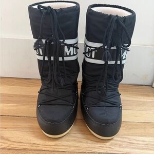 USED - Black Moon Boot Icon